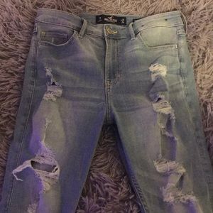 High-Rise brand new Hollister ripped skinny jeans.